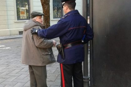 carabinieri con anziani