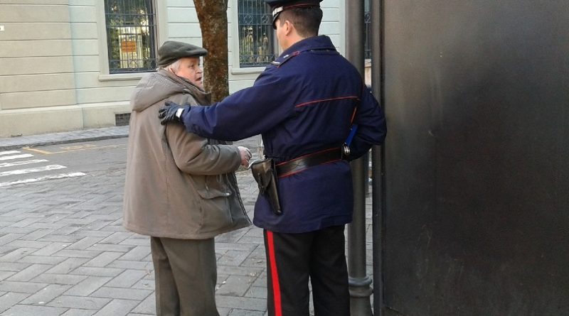 carabinieri con anziani
