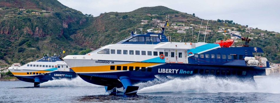 arrivo dei turisti in aliscafo a vulcano