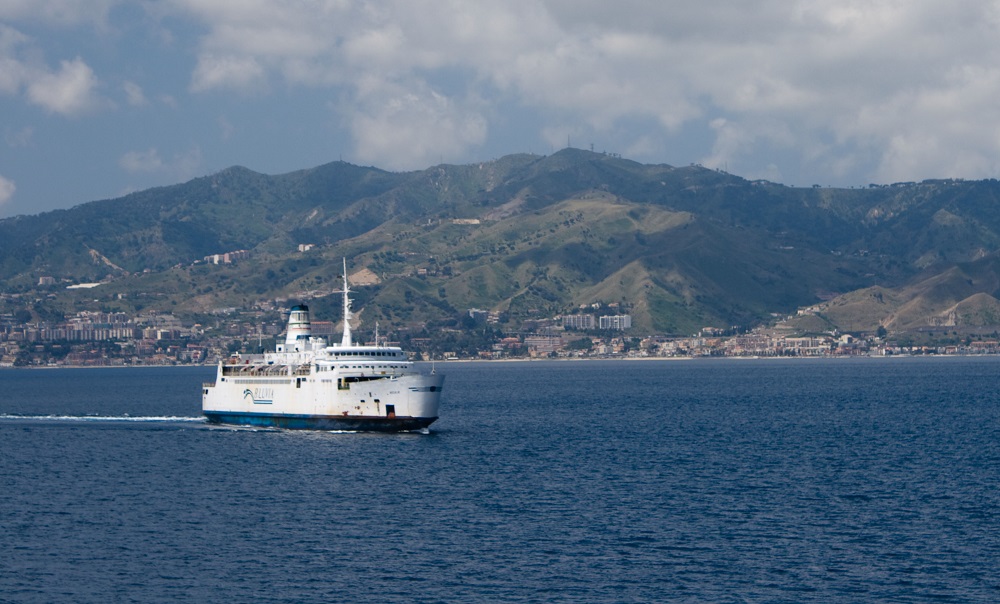 traghetto stretto di messina