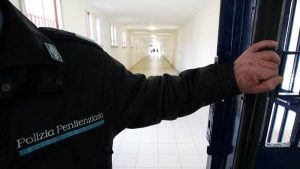 dettaglio mano agente polizia penitenziaria