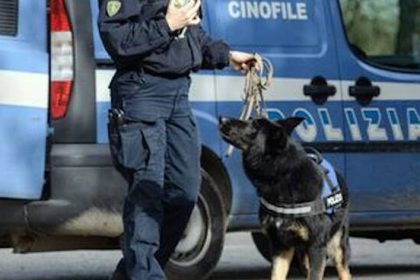 Blitz della Polizia contro lo spaccio di droga in alcuni casi oro in pegno per comprare la droga