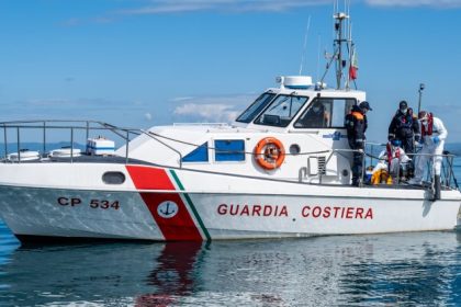 guardia costiera recupera cadavere