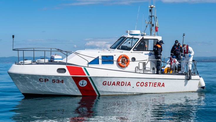 guardia costiera recupera cadavere