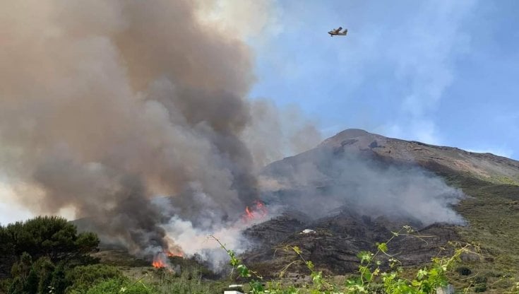 fiction della rai a stromboli appicca incendio