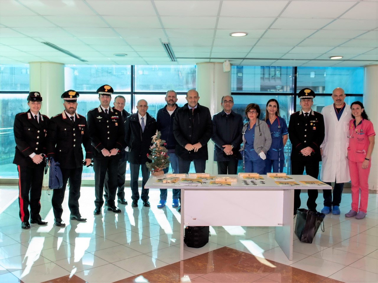 carabinieri al reparto di oncologia pediatrica