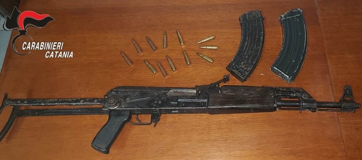 Pusher di Librino trovato con un Kalashnikov in casa