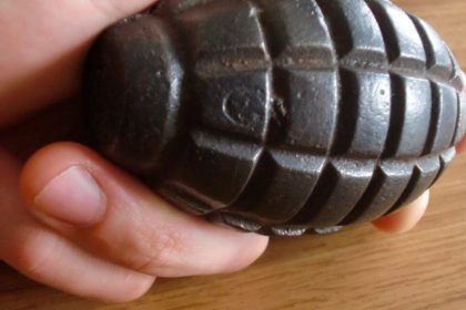 bomba a mano in nuova casa