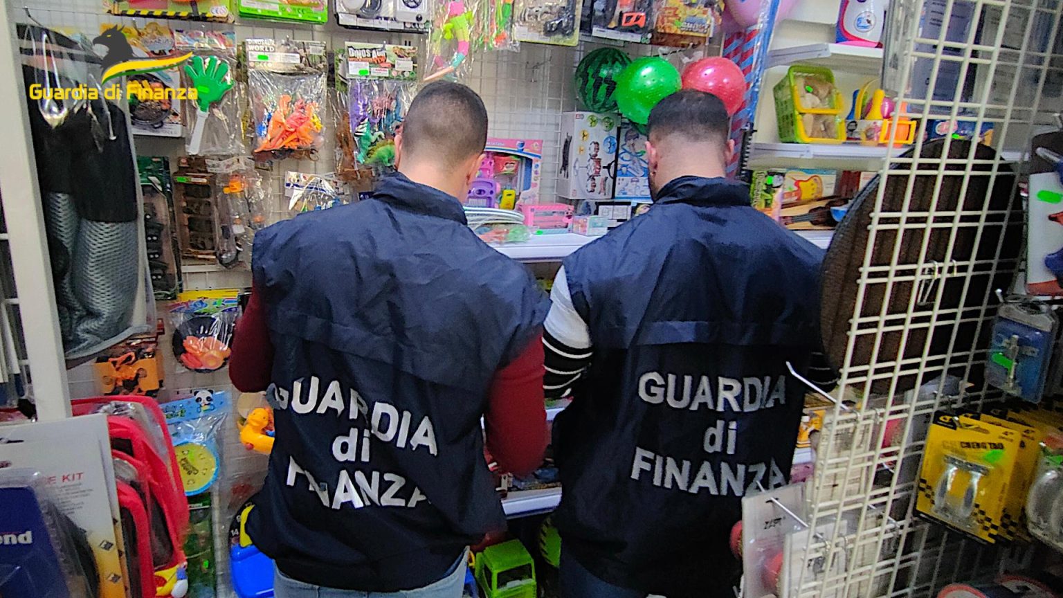 Misterbianco.Sequestrati 30 mila articoli contraffatti e prodotti non sicuri