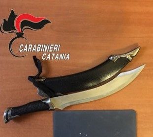Trovato con la droga in tasca, e un mega pugnale a casa