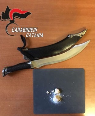 Trovato con la droga in tasca, e un mega pugnale a casa