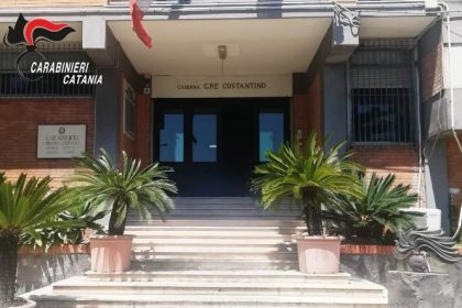 Acicatena . Madre e figlio in fuga su una Panda rubata