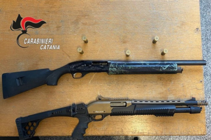 Si minacciano per “affari di cuore” con due fucili con colpo in canna: due arrestati.