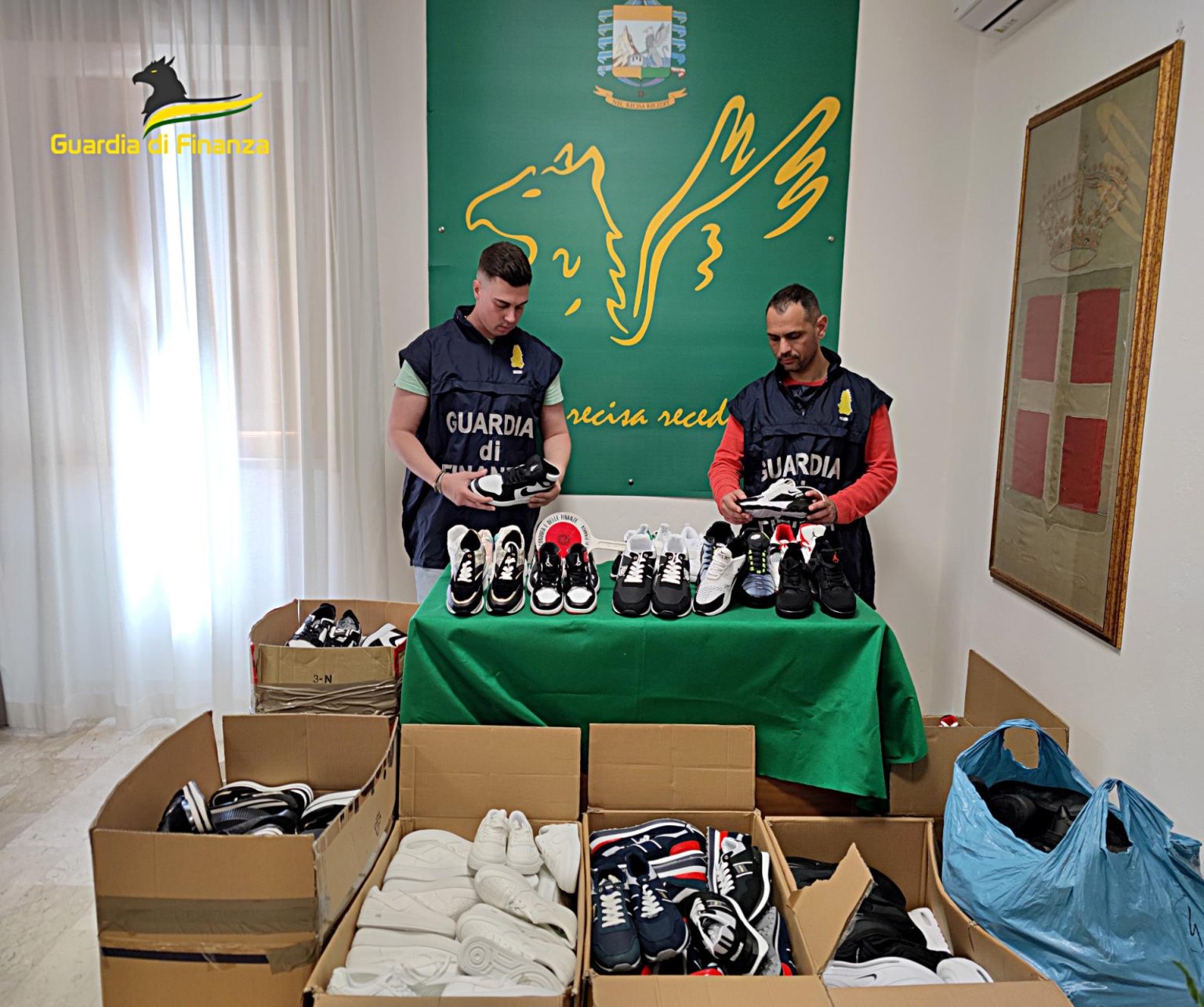 Caltagirone.Sequestrate 300 paia di scarpe contraffate.