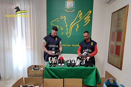 Caltagirone.Sequestrate 300 paia di scarpe contraffate.