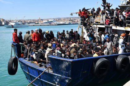 Migranti: smantellato traffico di esseri umani, 25 fermi.