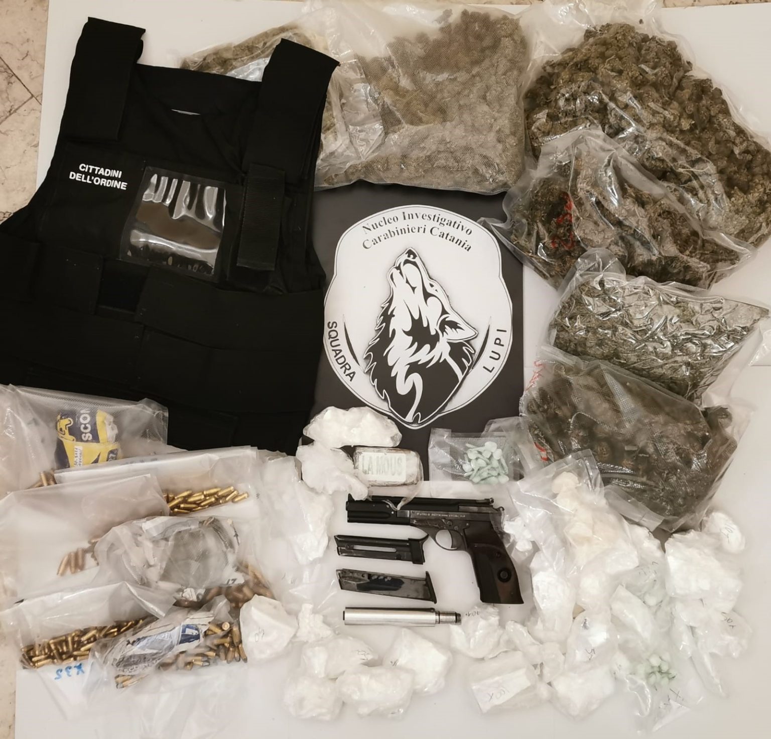 Stanato dai Lupi: soldi, pistola e droga per tutti i gusti: arrestato pusher recidivo