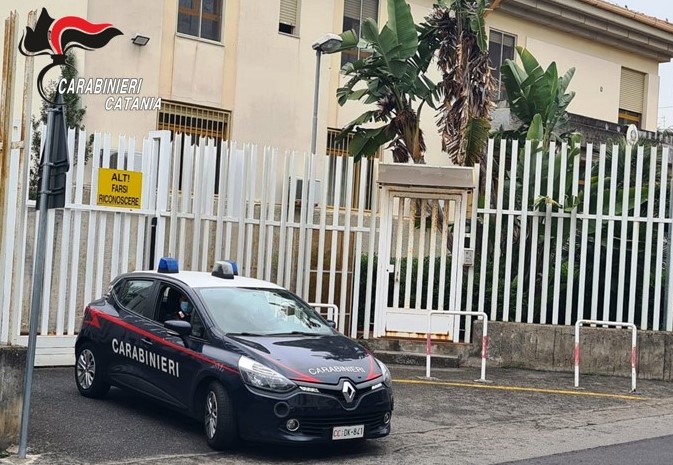 Aci Castello. Arrestati due fratelli sorpresi a rubare caditoie