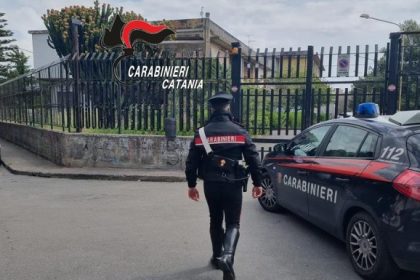 Paternò. Vede i Carabinieri e si nasconde dietro un’auto: arrestato pusher 30enne.