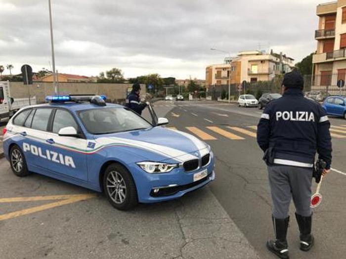Rubarono cellulari e carte di credito, 3 arresti.