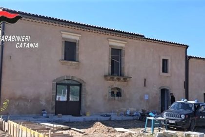 Caltagirone. Furto ai danni di bene confiscato alla mafia e di energia elettrica.