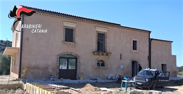 Caltagirone. Furto ai danni di bene confiscato alla mafia e di energia elettrica.