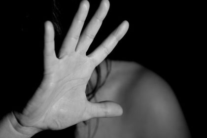 Belpasso. Donna accoltellata in casa, è grave.