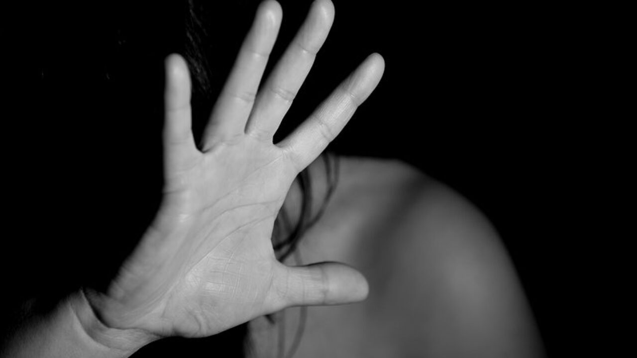 Belpasso. Donna accoltellata in casa, è grave.