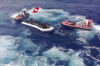 Allestite due tendostrutture: 700 migranti in arrivo.