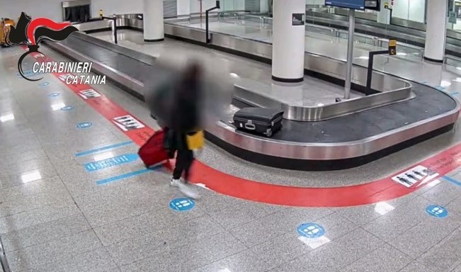 Aeroporto Catania Fontanarossa. Scoperto e denunciato un ladro di bagagli