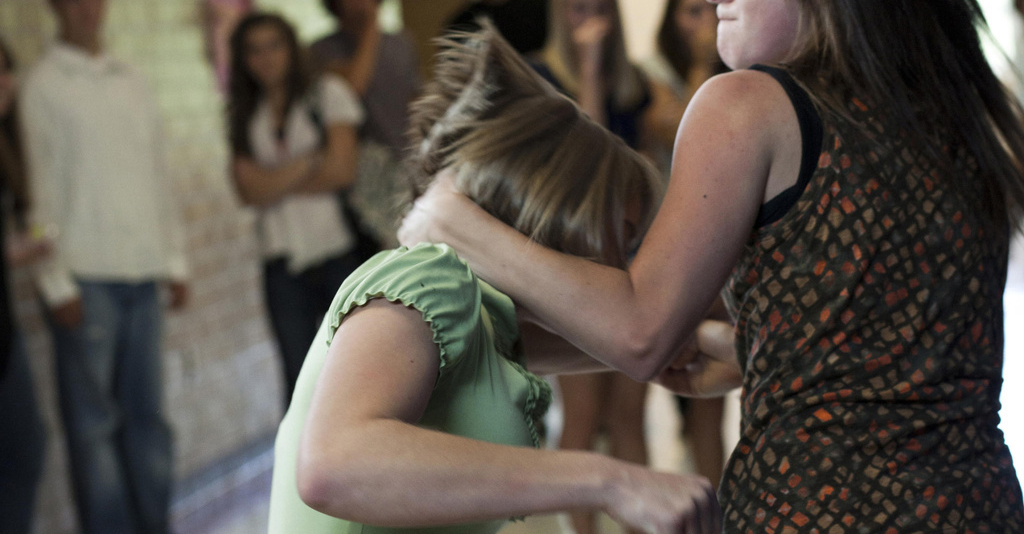 ragazza brutalmente picchiata