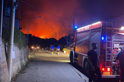 Sant'Agata di Militello avvolta dalle fiamme. Inferno a San Leo