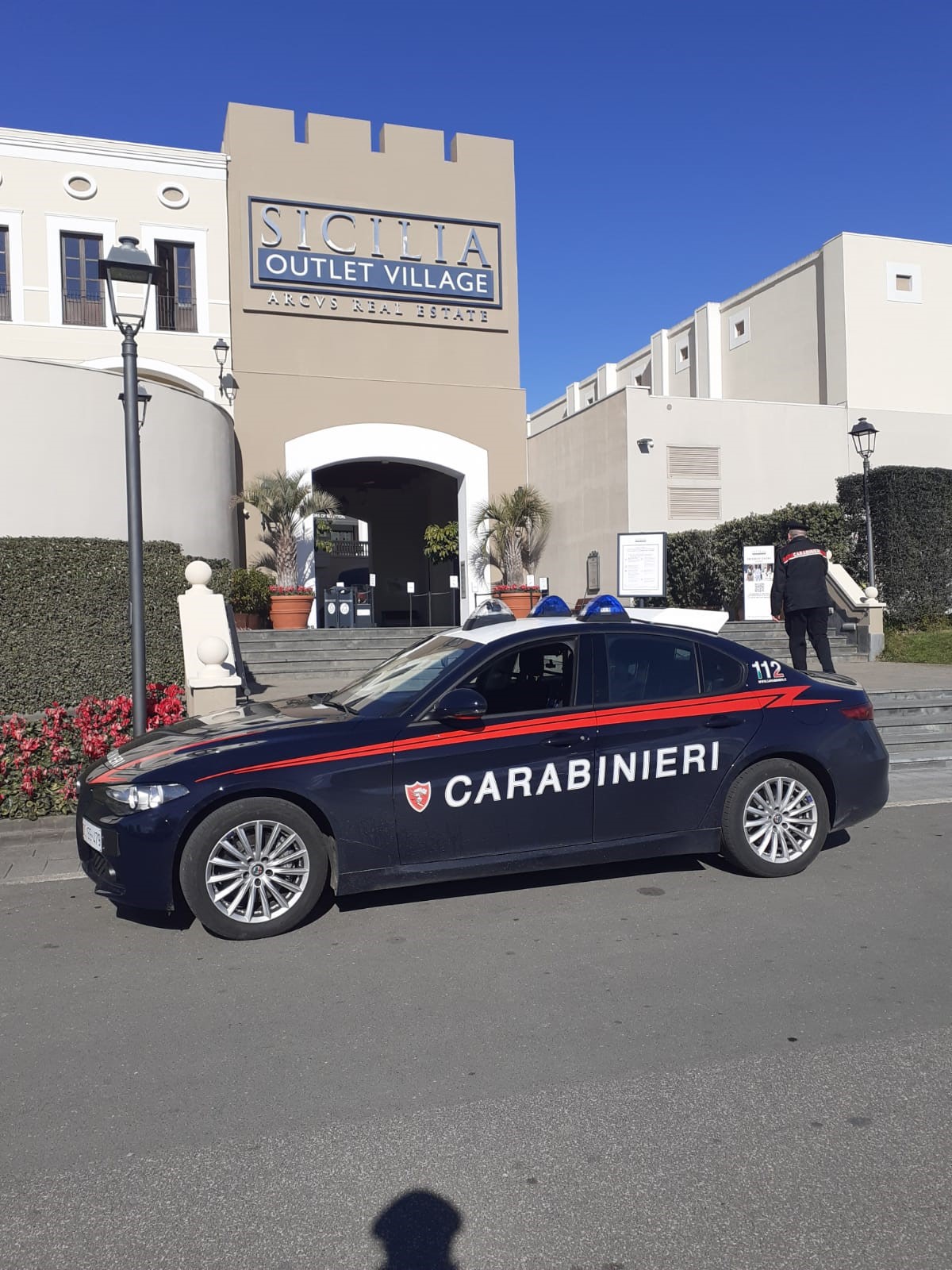 Dittaino, Sicilia Outlet Village, furti, abbigliamento lusso, Carabinieri Agira, indagini, telecamere, perquisizioni, refurtiva, Palermo, Enna, sicurezza