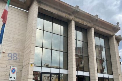 Brolo. 45enne ai domiciliari. Viola il divieto di avvicinamento all' ex
