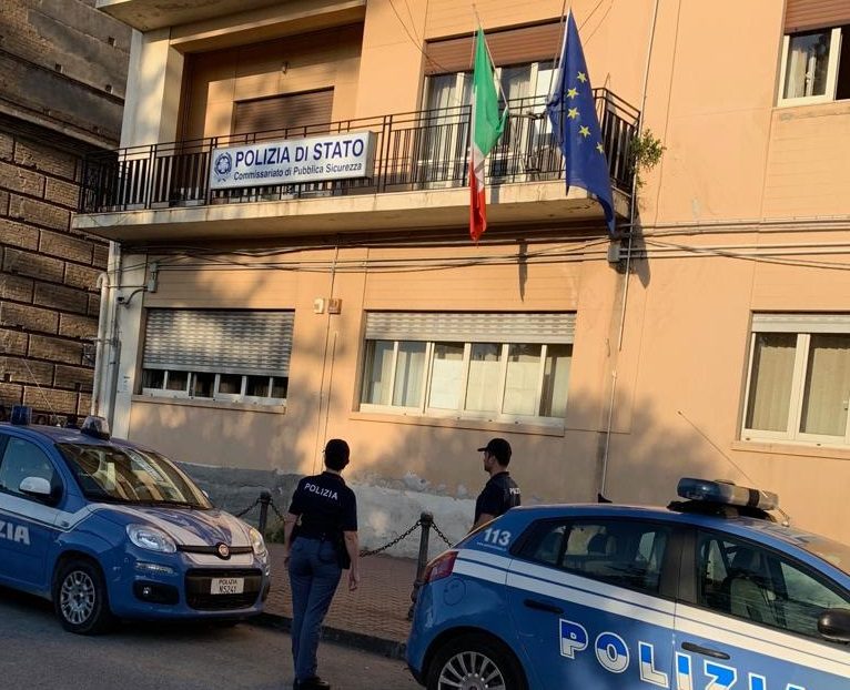 Milazzo. 20enne ai domiciliari riceveva visite e pubblicava online