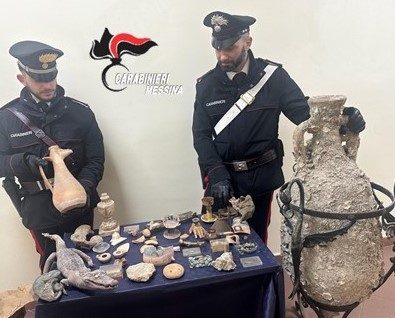 Messina 26enne denunciato: nasconde in casa reperti del 400 a.C