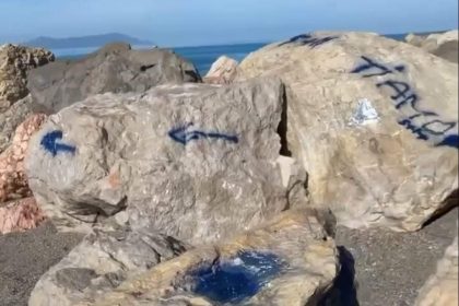 Gliaca. Imbrattati con la vernice scogli. Comune cerca i responsabili
