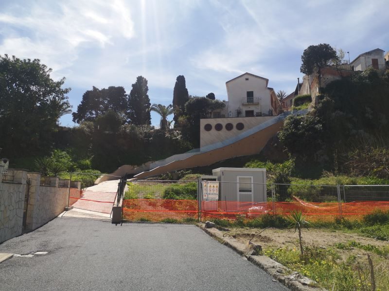 Brolo. Recuperata scalinata che collega il borgo con la marina