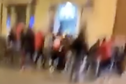 Messina: Rissa Notturna Devasta un Locale in Via I Settembre, Video al Vaglio degli Inquirenti Messina – Scene di violenza urbana si sono consumate in un locale di via I Settembre, con giovani protagonisti di una rissa che ha distrutto gran parte degli arredi. L’episodio, ripreso da alcuni testimoni e condiviso sui social, mostra momenti di caos e aggressioni fisiche tra calci, pugni e sedie brandite come armi. Nel video, che circola da diverse ore, si vede un fuggi fuggi generale, con un giovane che cerca di aprirsi spazio tra la folla colpendo un altro ragazzo. Tuttavia, le immagini non documentano l’inizio della rissa, rendendo difficile ricostruire l’esatta dinamica dei fatti. Gli arredi del locale appaiono già gravemente danneggiati, segno che lo scontro è stato particolarmente violento. Non è ancora chiaro quando siano avvenuti i fatti, ma il filmato è ora al vaglio delle forze dell’ordine, impegnate a identificare i responsabili. Questo episodio si aggiunge a una serie di risse notturne che, nelle ultime settimane, hanno scosso il centro storico della città, evidenziando un fenomeno crescente di violenza giovanile. Gli inquirenti stanno analizzando i dettagli del video e raccogliendo testimonianze per individuare i coinvolti e comprendere le motivazioni dietro l’accaduto. Intanto, cresce la preoccupazione tra residenti e commercianti della zona, che chiedono maggiori controlli e misure di sicurezza per prevenire nuovi episodi di questo tipo. Le autorità ribadiscono l’importanza di segnalare tempestivamente situazioni sospette e collaborare con le forze dell’ordine per contrastare il degrado urbano e garantire la tranquillità nelle ore notturne.