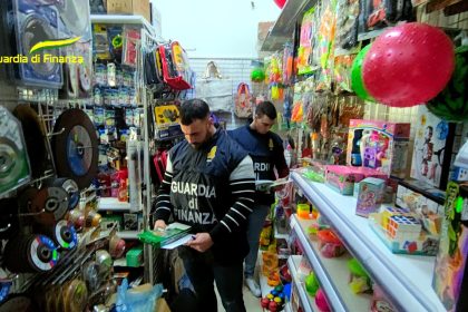 Guardia di Finanza di Catania sequestra oltre 340.000 articoli contraffatti o non sicuri. Operazioni mirate a tutela del mercato legale e della sicurezza pubblica.
