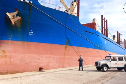 Pozzallo: fermo amministrativo per una nave cargo turca. Gravi irregolarità rilevate in sicurezza e lotta agli incendi. Dettagli sull'ispezione.