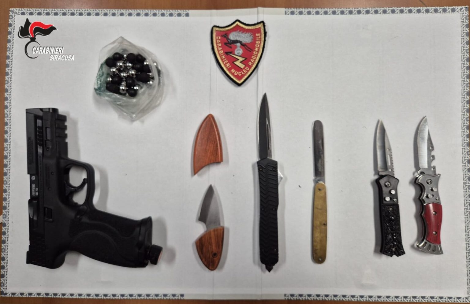 Denuncia 55enne a  Siracusa per armi coltelli e pistola ad aria compressa