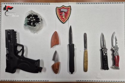 Denuncia 55enne a  Siracusa per armi coltelli e pistola ad aria compressa