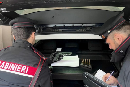 Francofonte, Armato in Piazza: 26enne Arrestato con Pistola Rubata