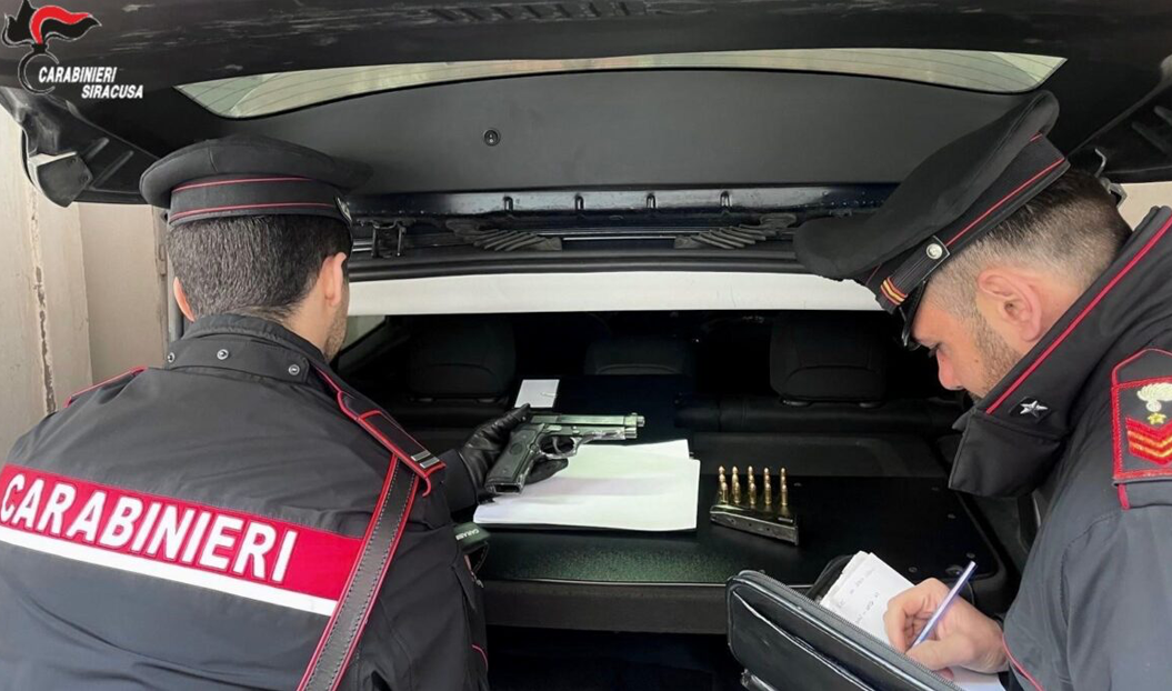 Francofonte, Armato in Piazza: 26enne Arrestato con Pistola Rubata