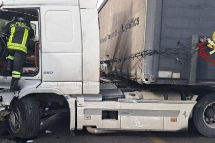 Incidente sulla A19: Tir contro il guard-rail, un uomo in ospedale