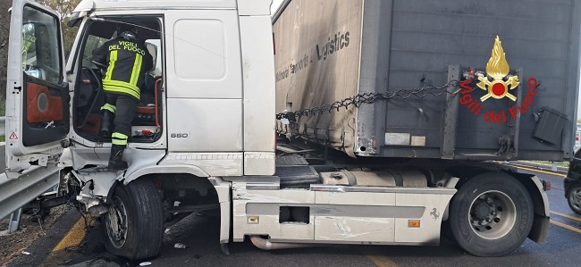 Incidente sulla A19: Tir contro il guard-rail, un uomo in ospedale