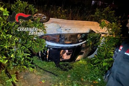 Scordia: auto precipita in una scarpata, Carabinieri salvano due giovani fidanzati. Un intervento eroico tra le lamiere e la vegetazione.