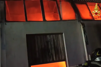 capannone in fiamme