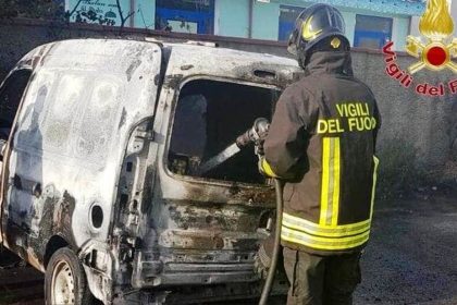 furgone in fiamme a villaseta